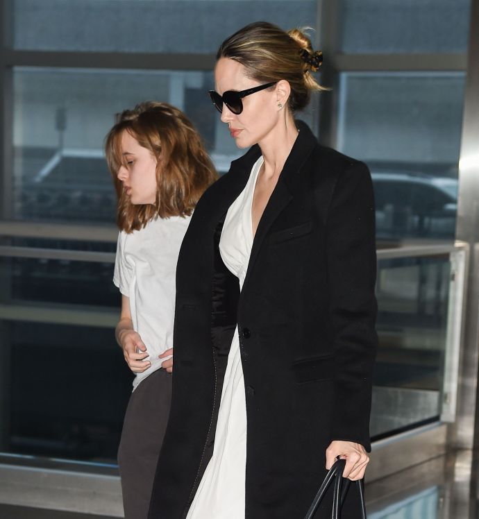 Папарацци удалось заснять Анджелину Джоли в полупрозрачном платье в компании с дочкой